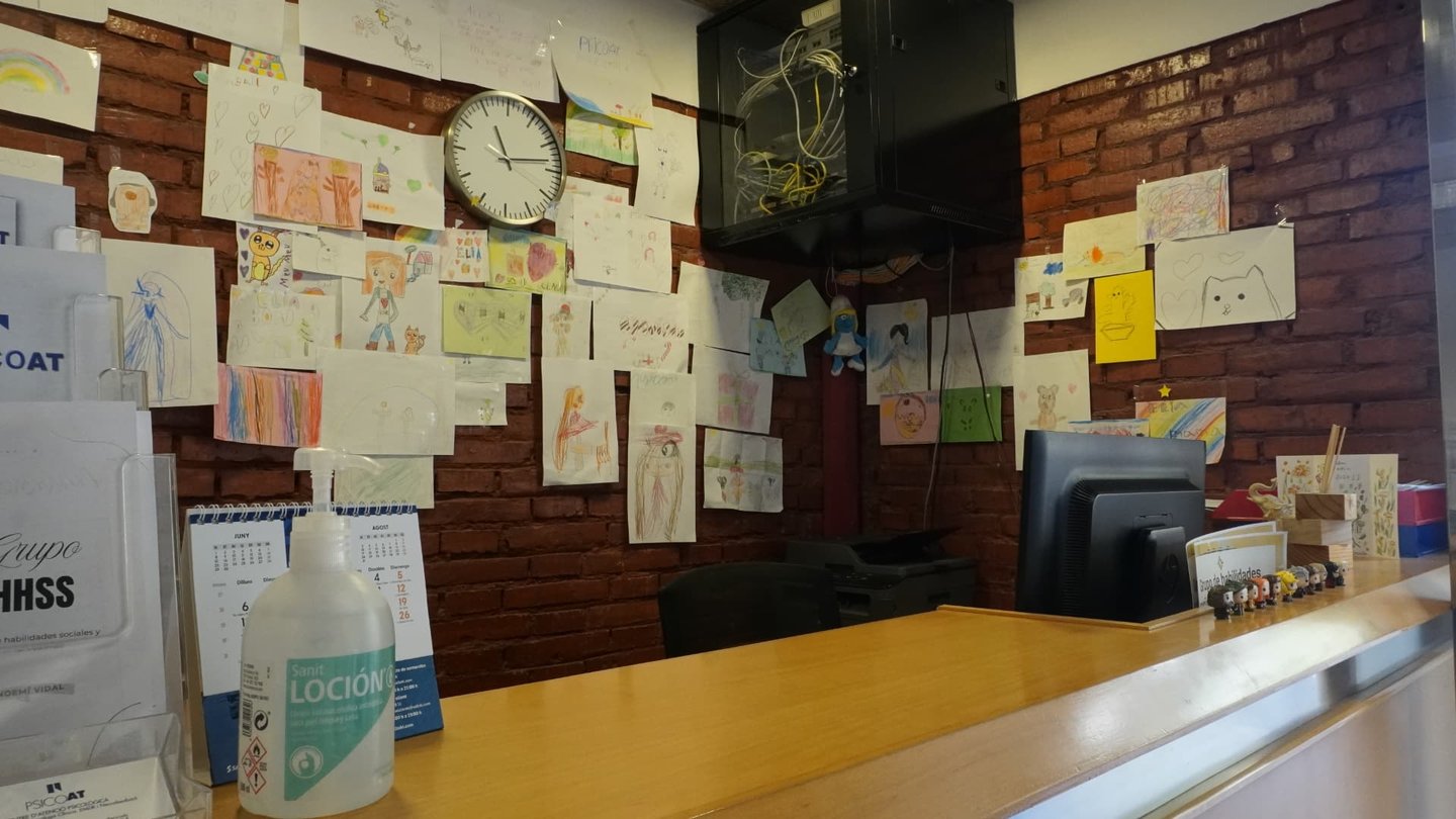 Pared de ladrillo del centro cubierta de dibujos hechos por los niños