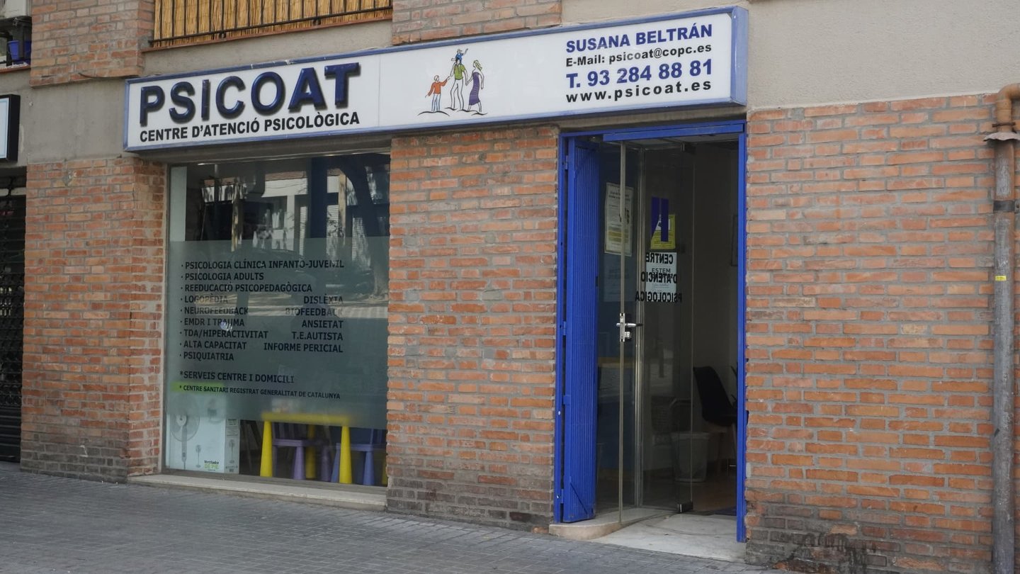 Entrada del centro Psicoat vista desde la calle