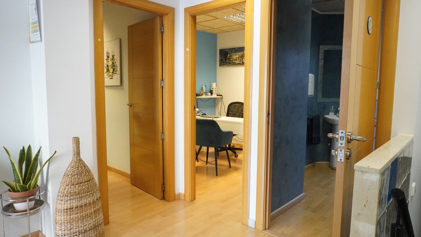 Pasillo del centro con las puertas de las salas abiertas