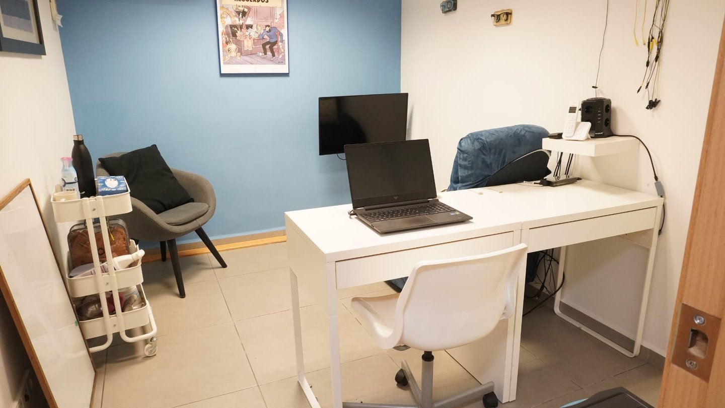 Sala de neurofeedback con el equipo de registro preparado