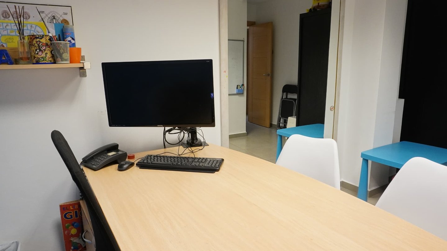 Sala de trabajo del centro preparada para reuniones de coordinación